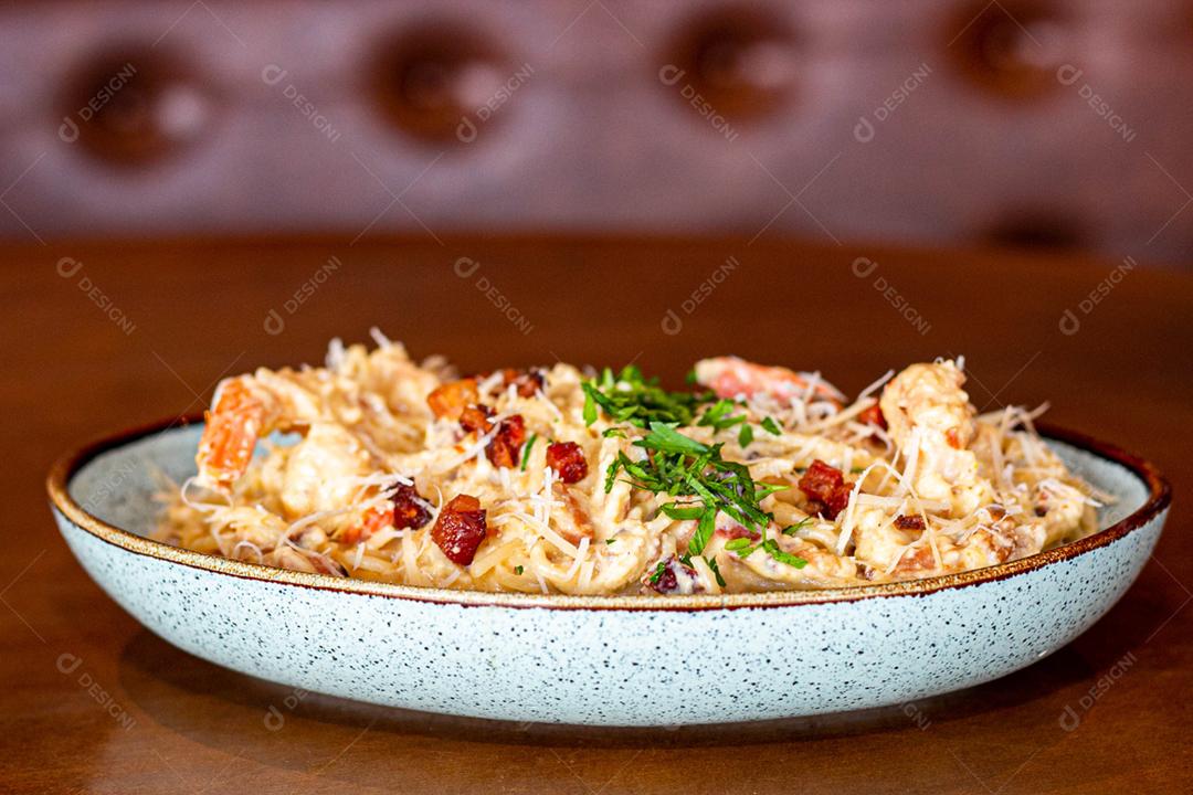 Comida espaguete macarrão sobre mesa de madeira tigela branca