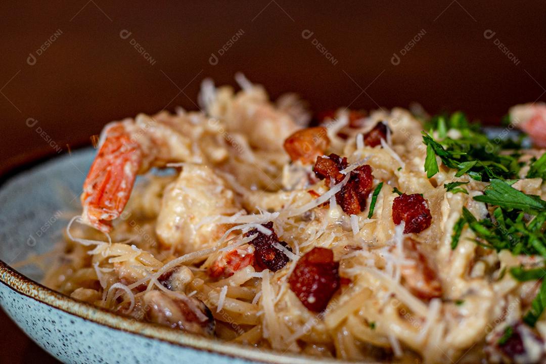 Comida espaguete macarrão sobre mesa de madeira tigela branca