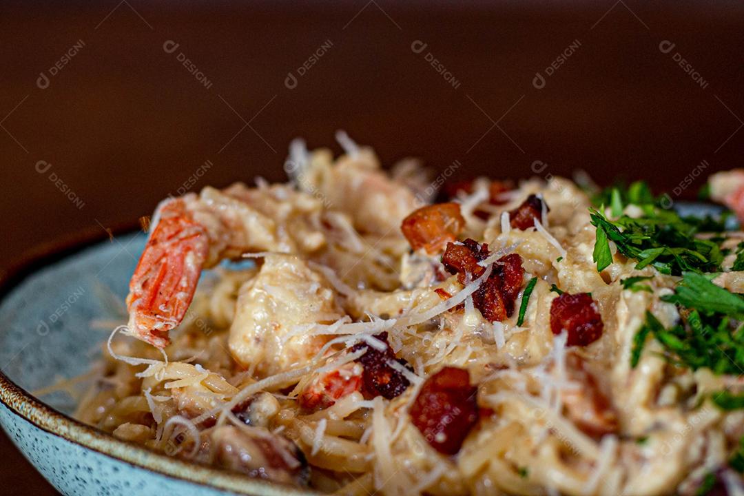 Comida espaguete macarrão sobre mesa de madeira tigela branca