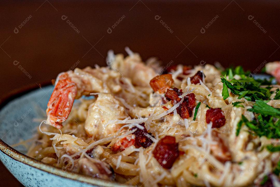 Comida espaguete macarrão sobre mesa de madeira tigela branca
