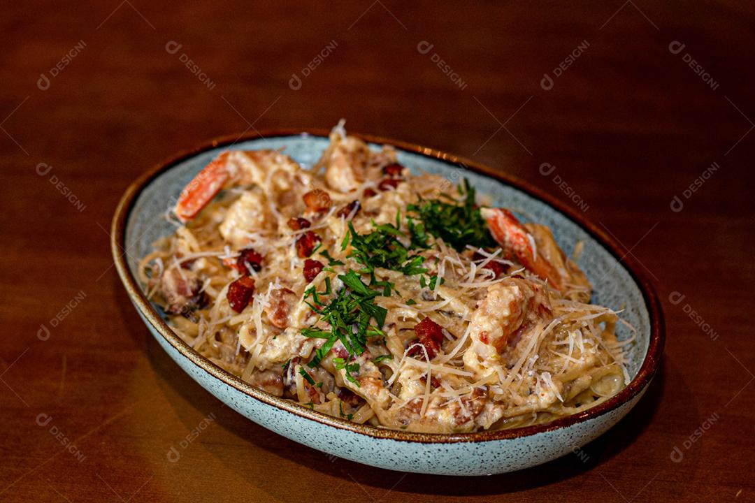 Comida espaguete macarrão sobre mesa de madeira tigela branca