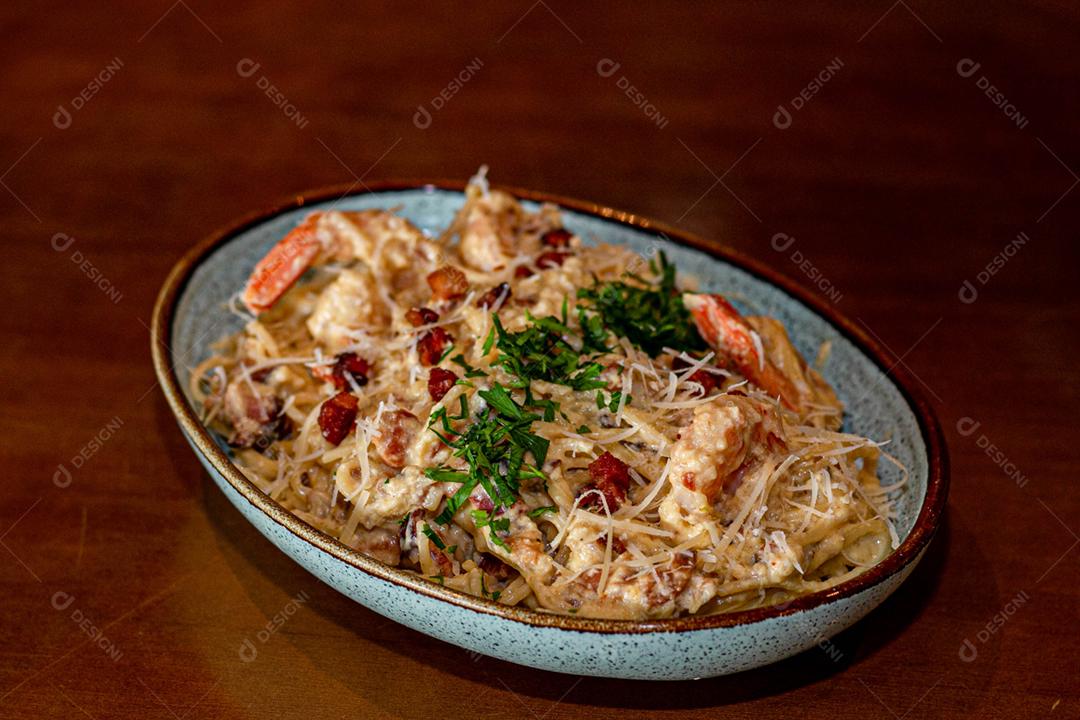 Comida espaguete macarrão sobre mesa de madeira tigela branca