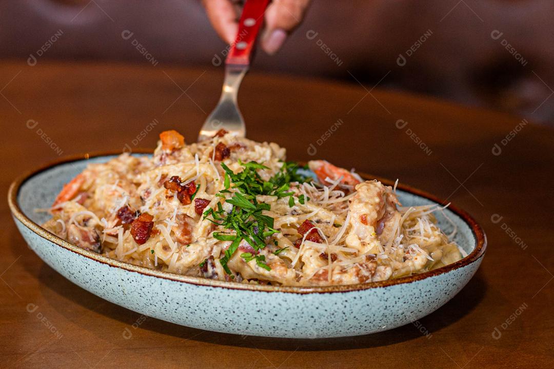 Comida espaguete macarrão sobre mesa de madeira tigela branca