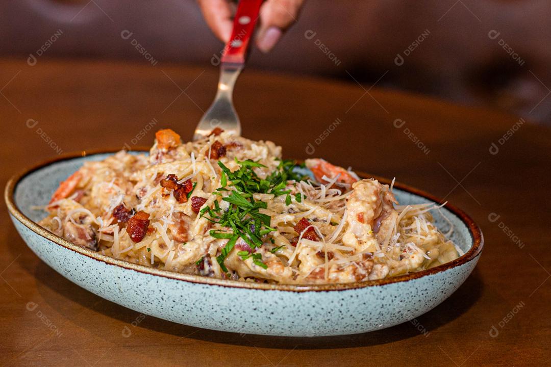 Comida espaguete macarrão sobre mesa de madeira tigela branca