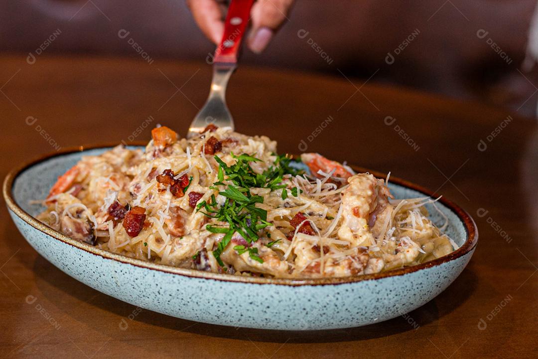 Comida espaguete macarrão sobre mesa de madeira tigela branca