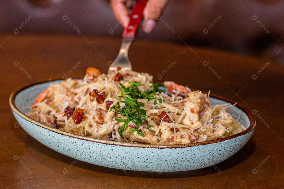 Comida espaguete macarrão sobre mesa de madeira tigela branca