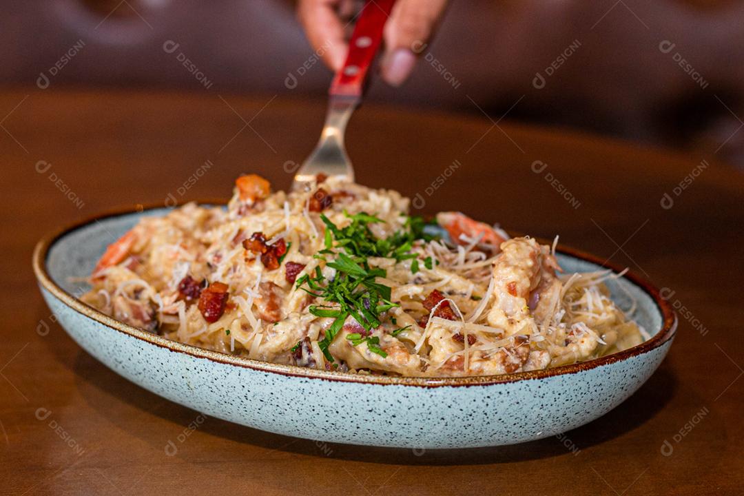 Comida espaguete macarrão sobre mesa de madeira tigela branca