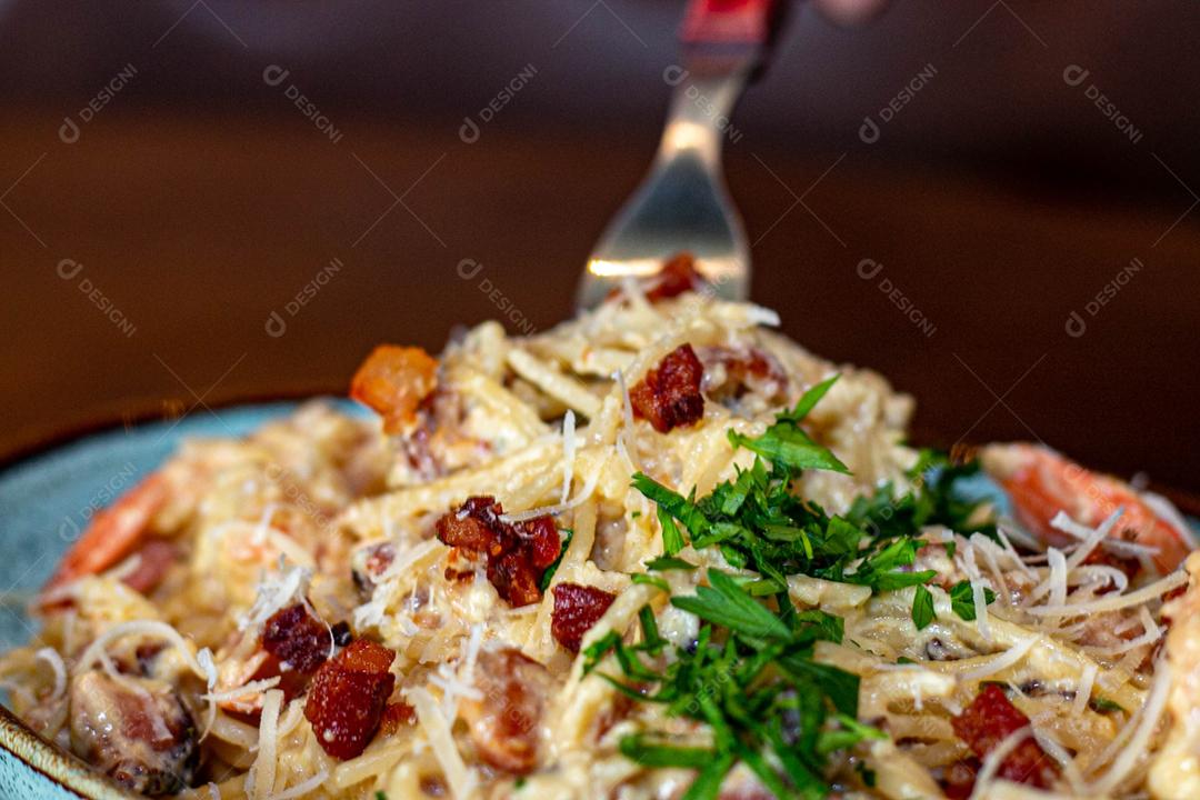 Comida espaguete macarrão sobre mesa de madeira tigela branca