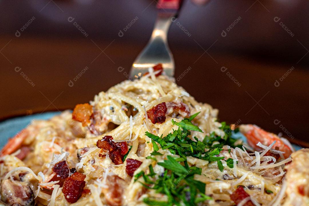 Comida espaguete macarrão sobre mesa de madeira tigela branca