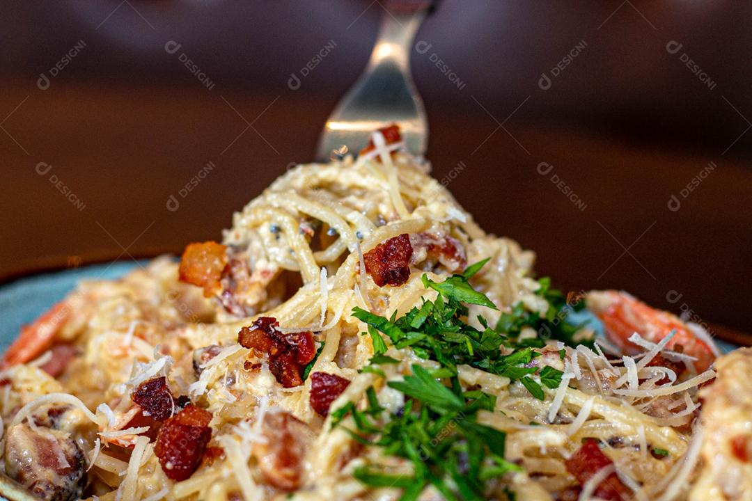 Comida espaguete macarrão sobre mesa de madeira tigela branca