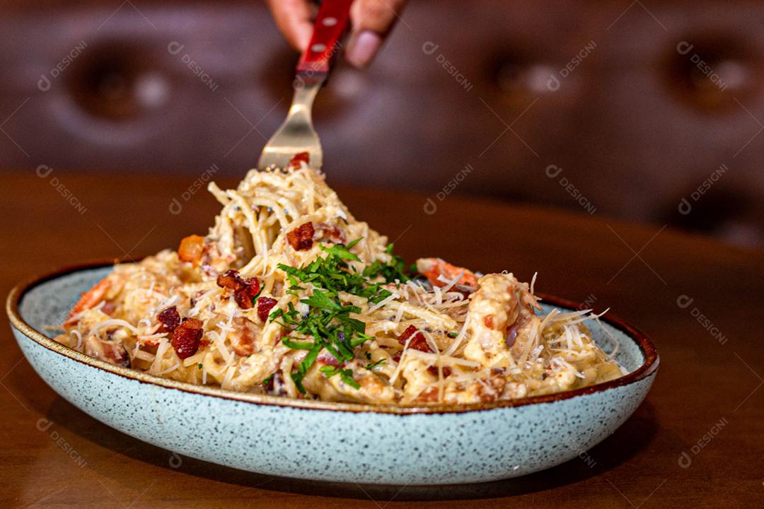 Comida espaguete macarrão sobre mesa de madeira tigela branca