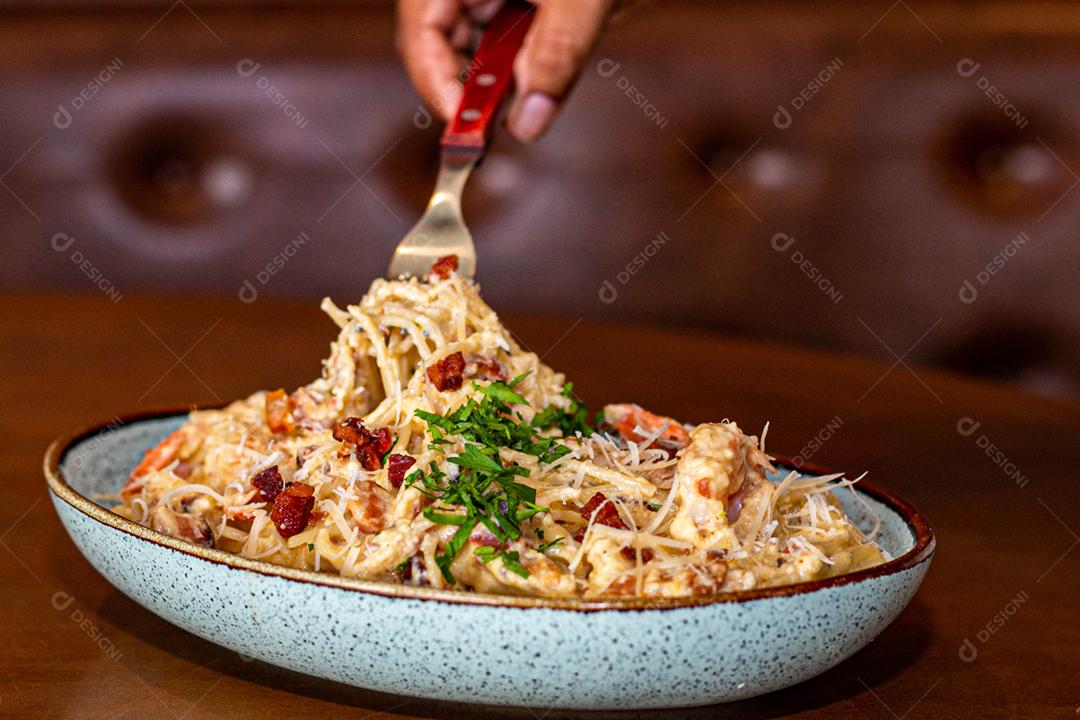 Comida espaguete macarrão sobre mesa de madeira tigela branca