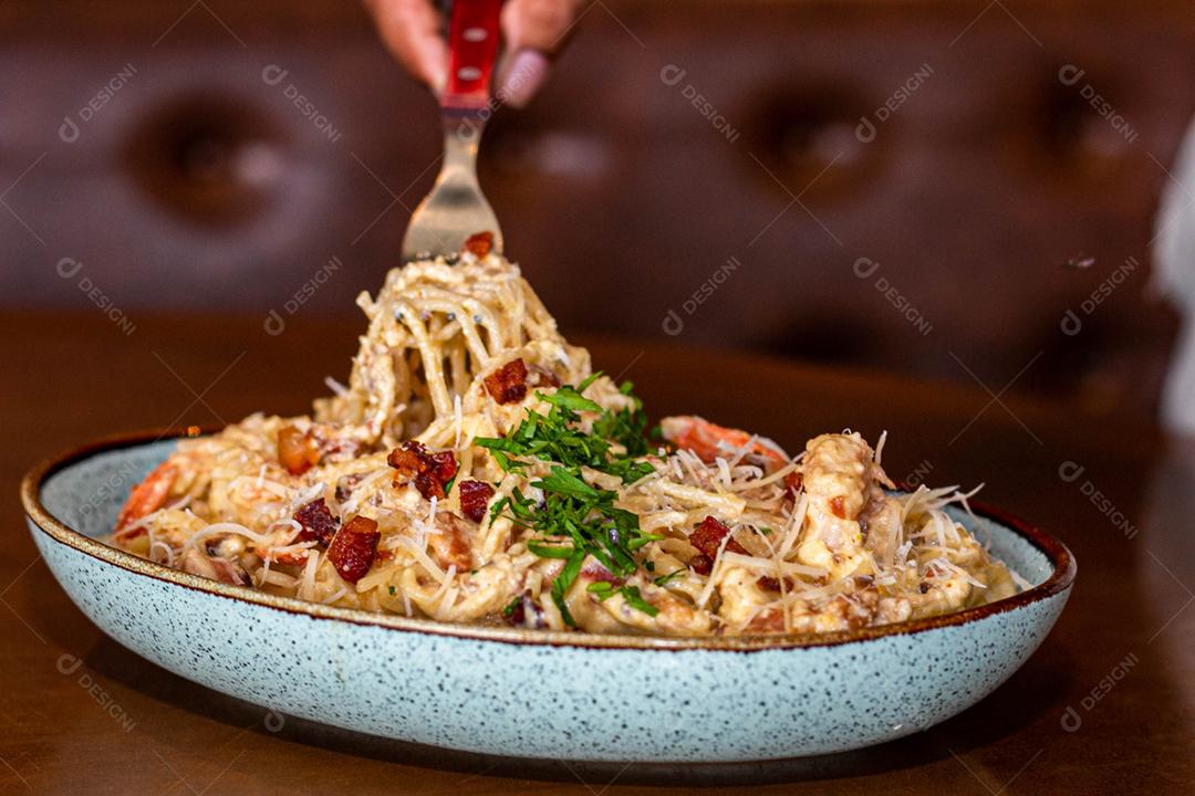 Comida espaguete macarrão sobre mesa de madeira tigela branca