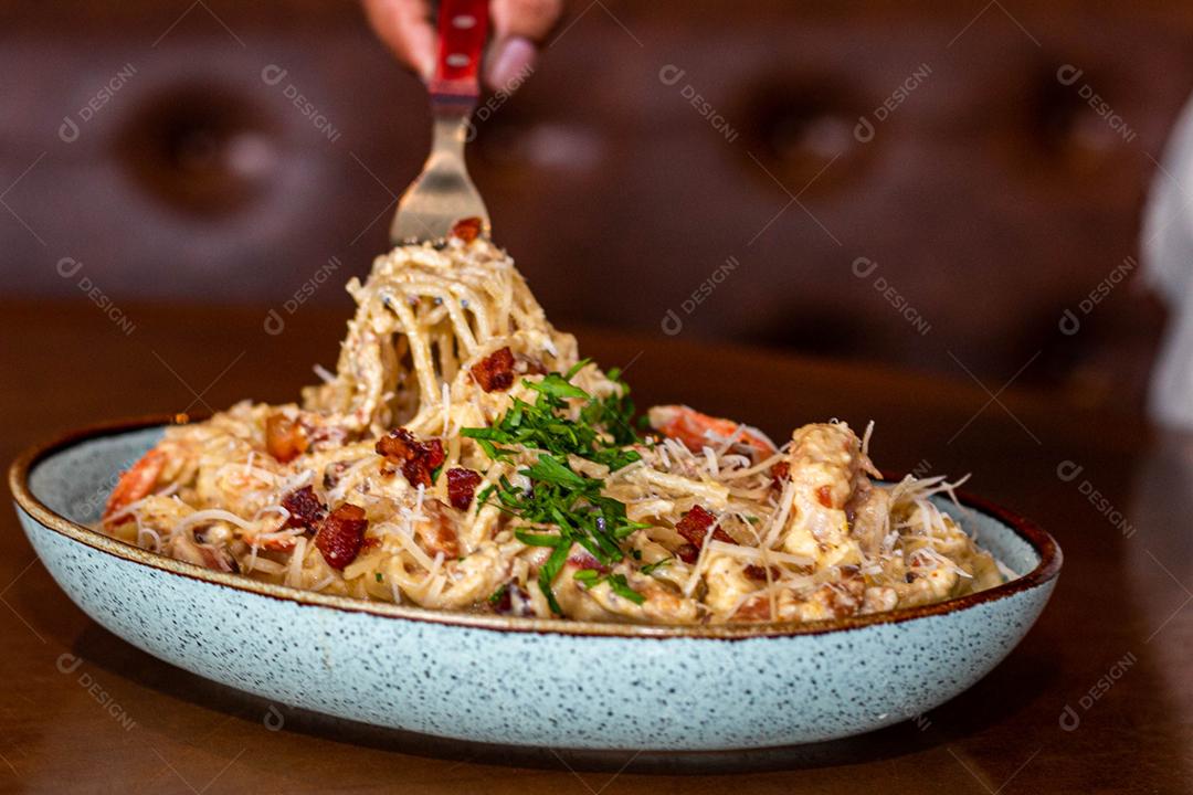 Comida espaguete macarrão sobre mesa de madeira tigela branca