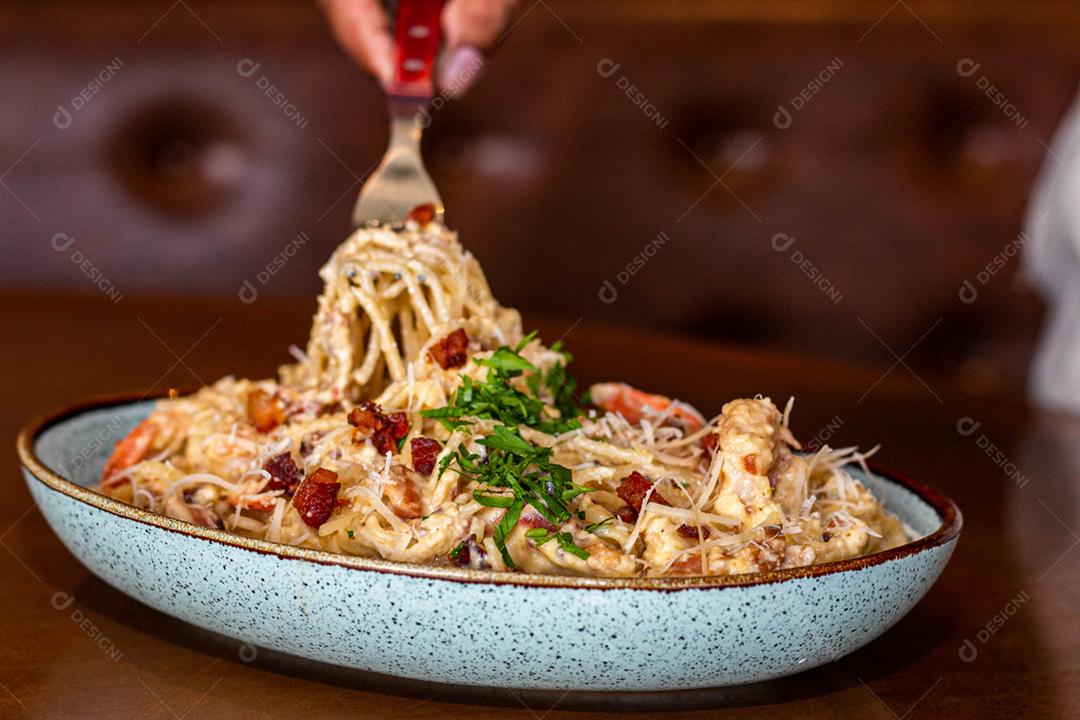 Comida espaguete macarrão sobre mesa de madeira tigela branca