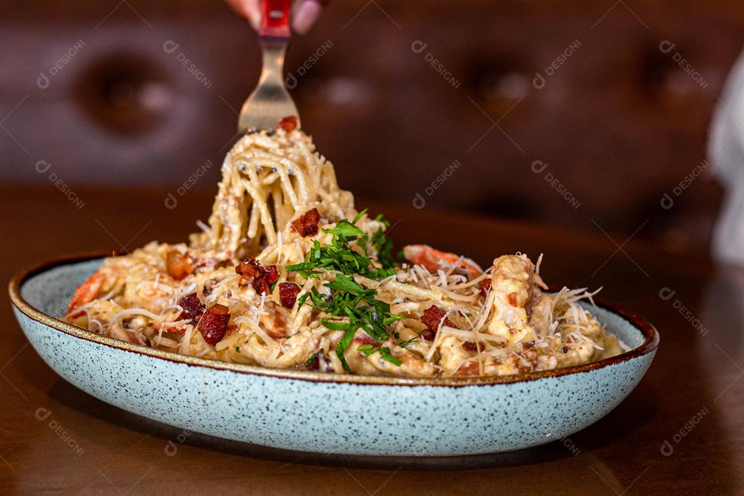 Comida espaguete macarrão sobre mesa de madeira tigela branca