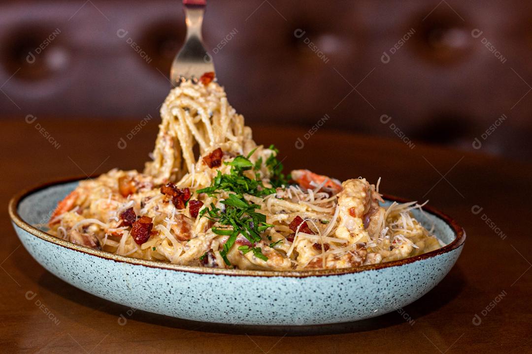 Comida espaguete macarrão sobre mesa de madeira tigela branca