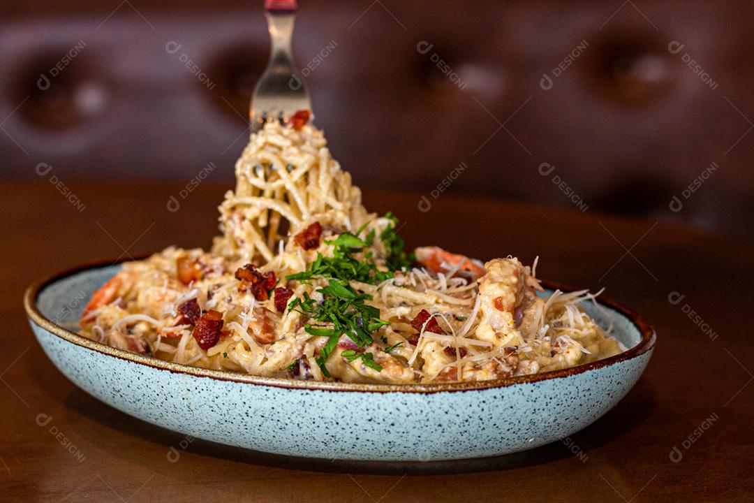 Comida espaguete macarrão sobre mesa de madeira tigela branca
