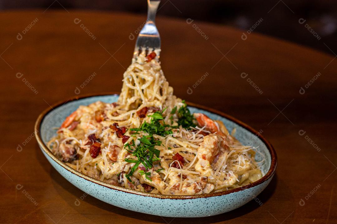 Comida espaguete macarrão sobre mesa de madeira tigela branca