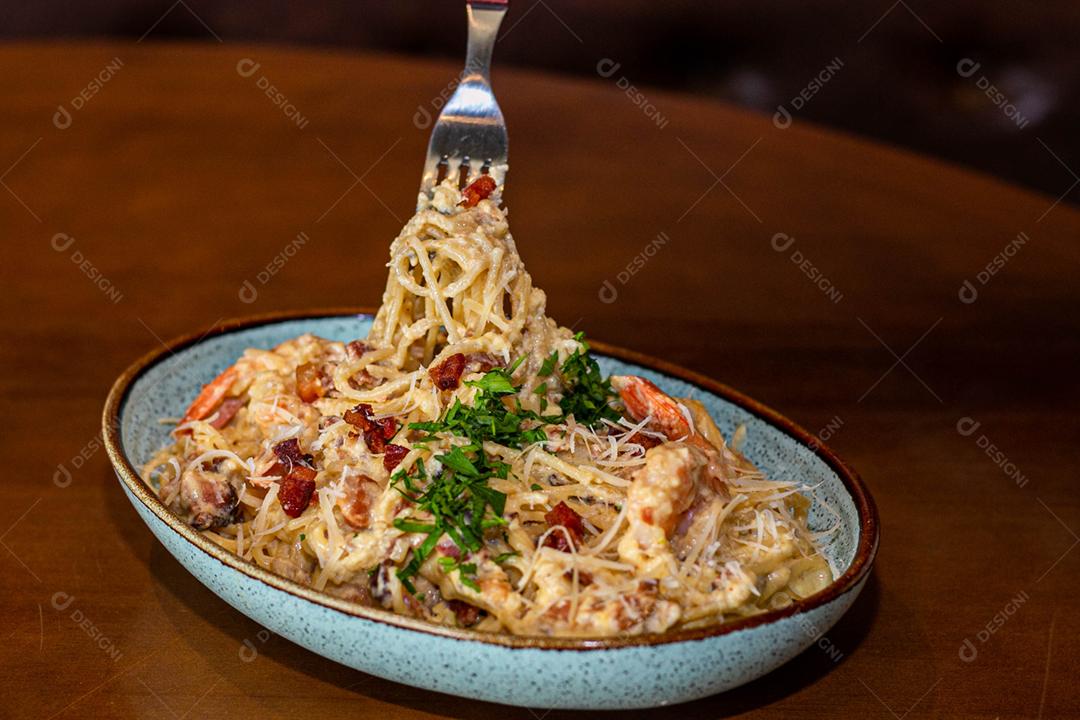 Comida espaguete macarrão sobre mesa de madeira tigela branca