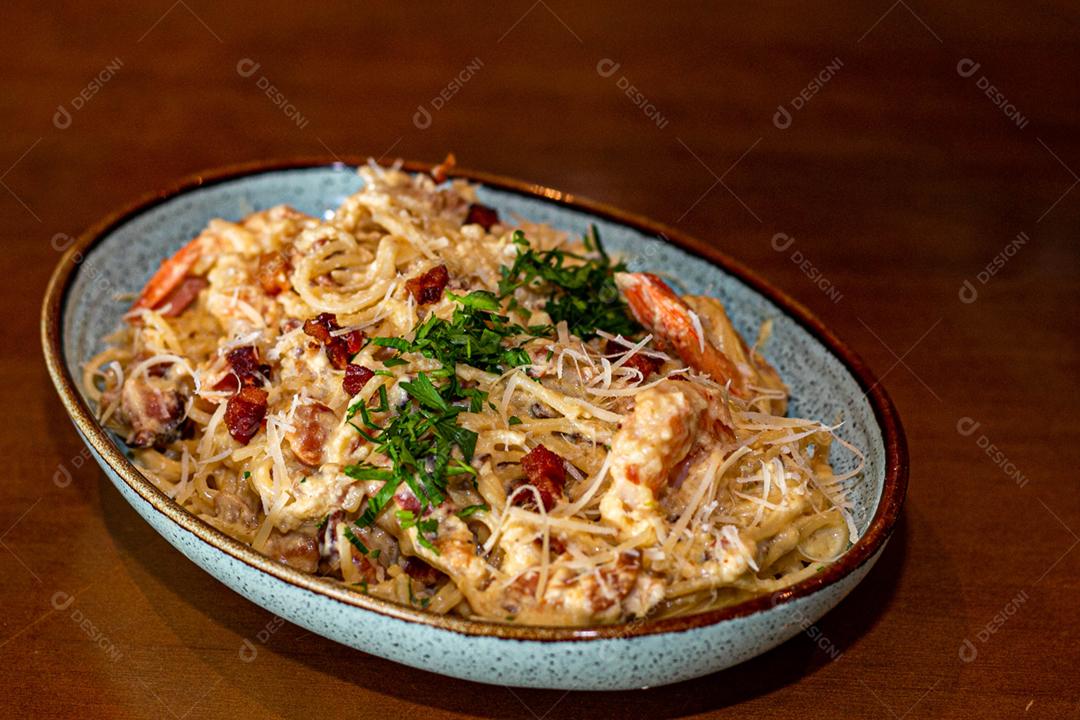 Comida espaguete macarrão sobre mesa de madeira tigela branca
