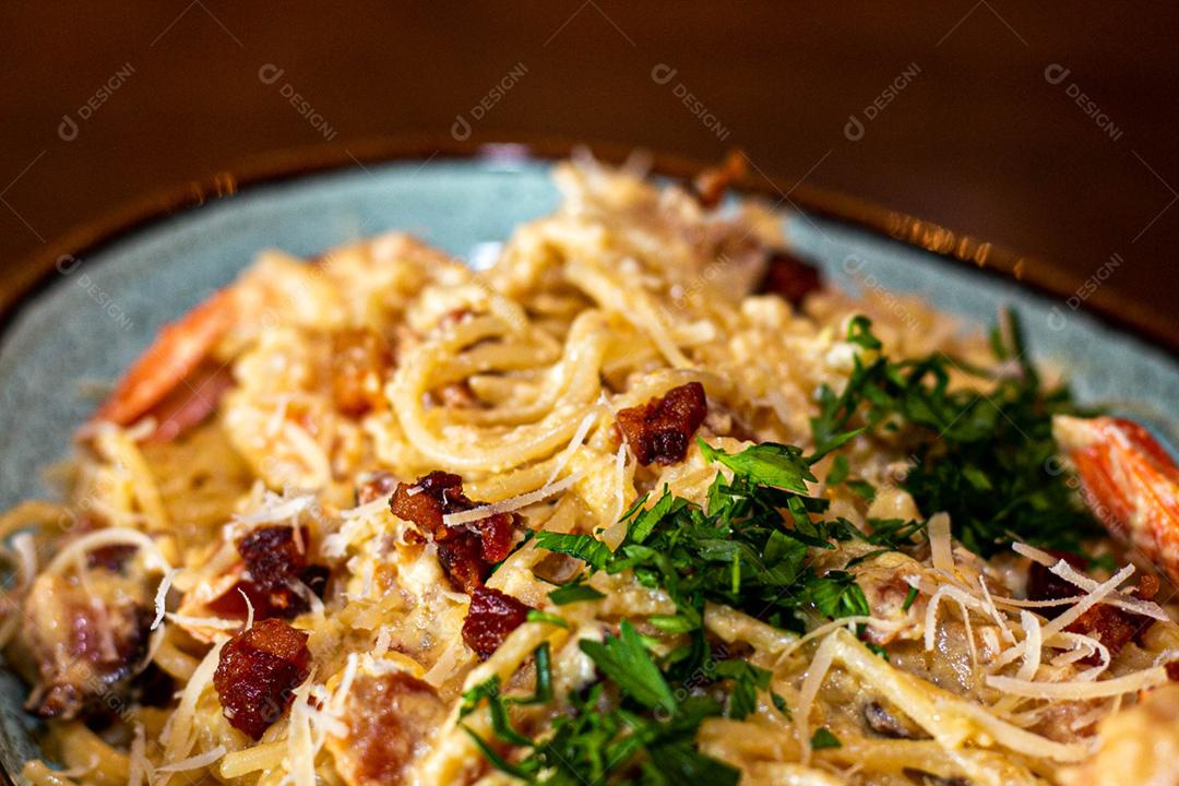 Comida espaguete macarrão sobre mesa de madeira tigela branca