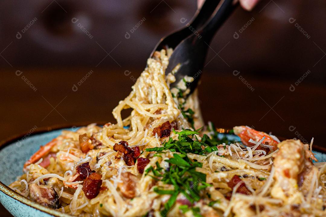 Comida espaguete macarrão sobre mesa de madeira tigela branca