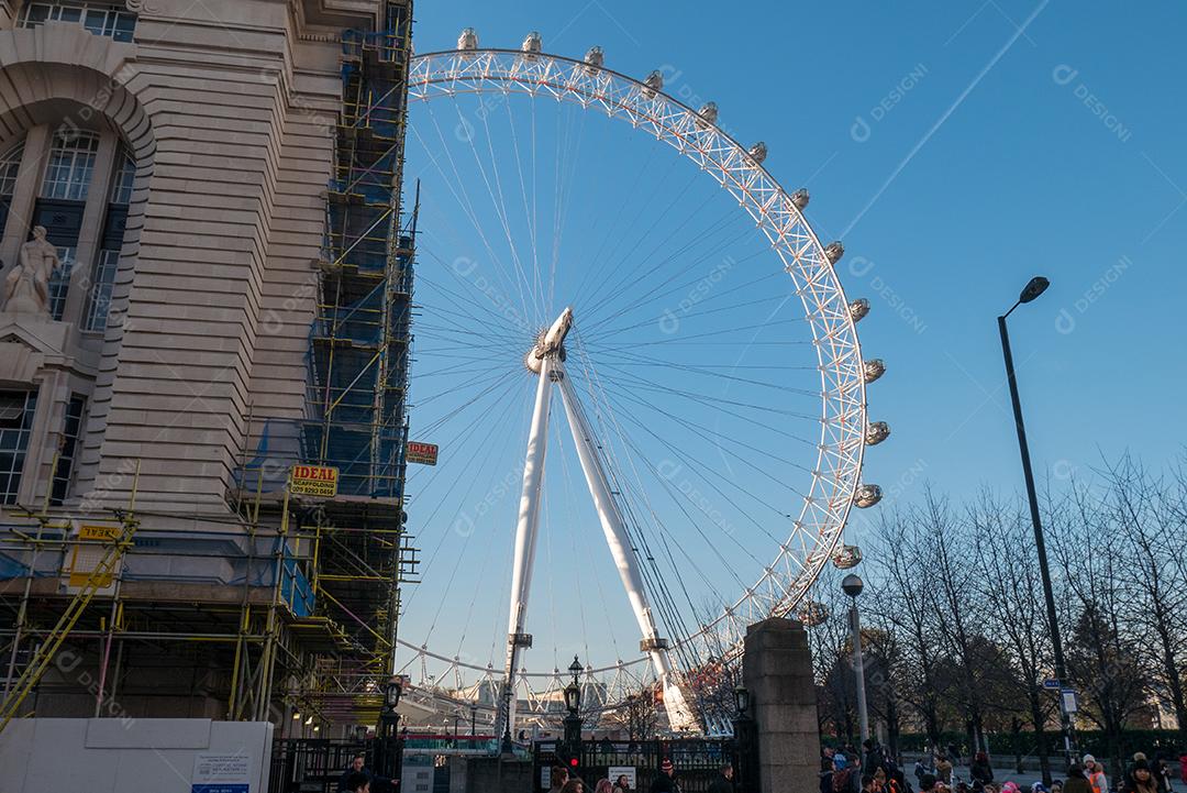 Roda gigante London Eye com um céu azul