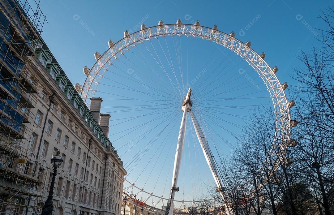 Roda gigante London Eye com um céu azul