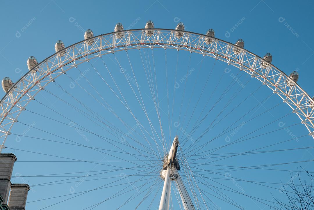 Roda gigante London Eye com um céu azul
