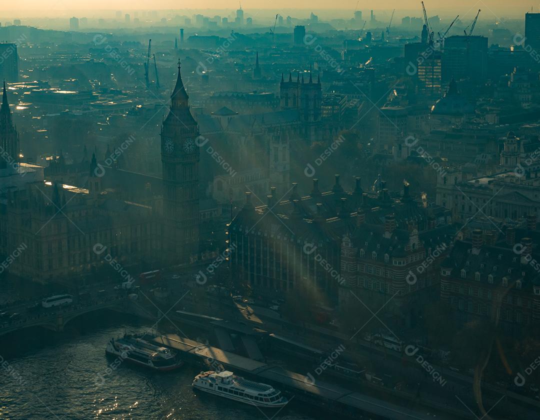 Vista aérea da cidade de Londres ao pôr do sol
