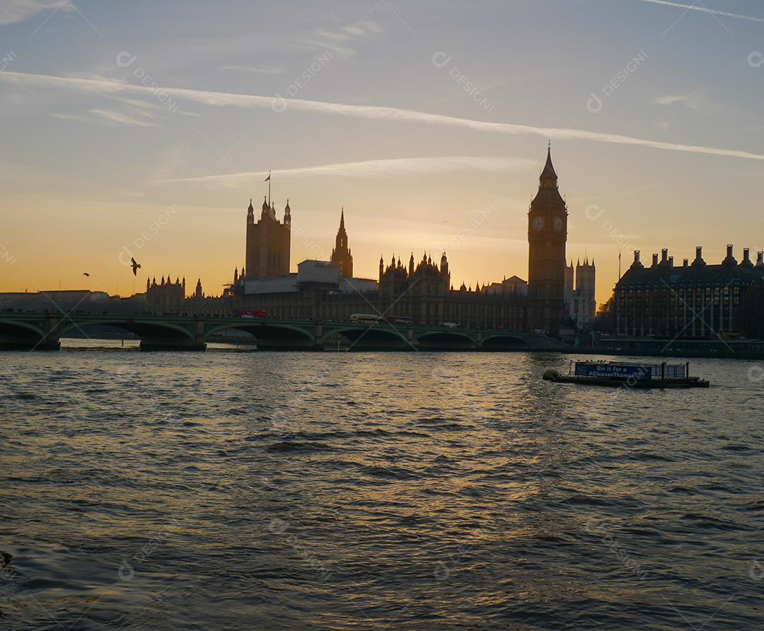Big Ben em Londres do Rio Tamisa