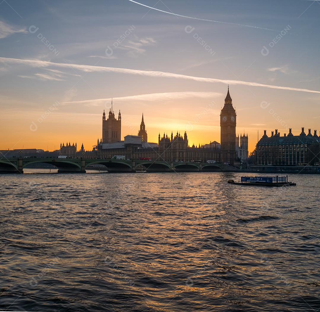Big Ben em Londres do Rio Tamisa
