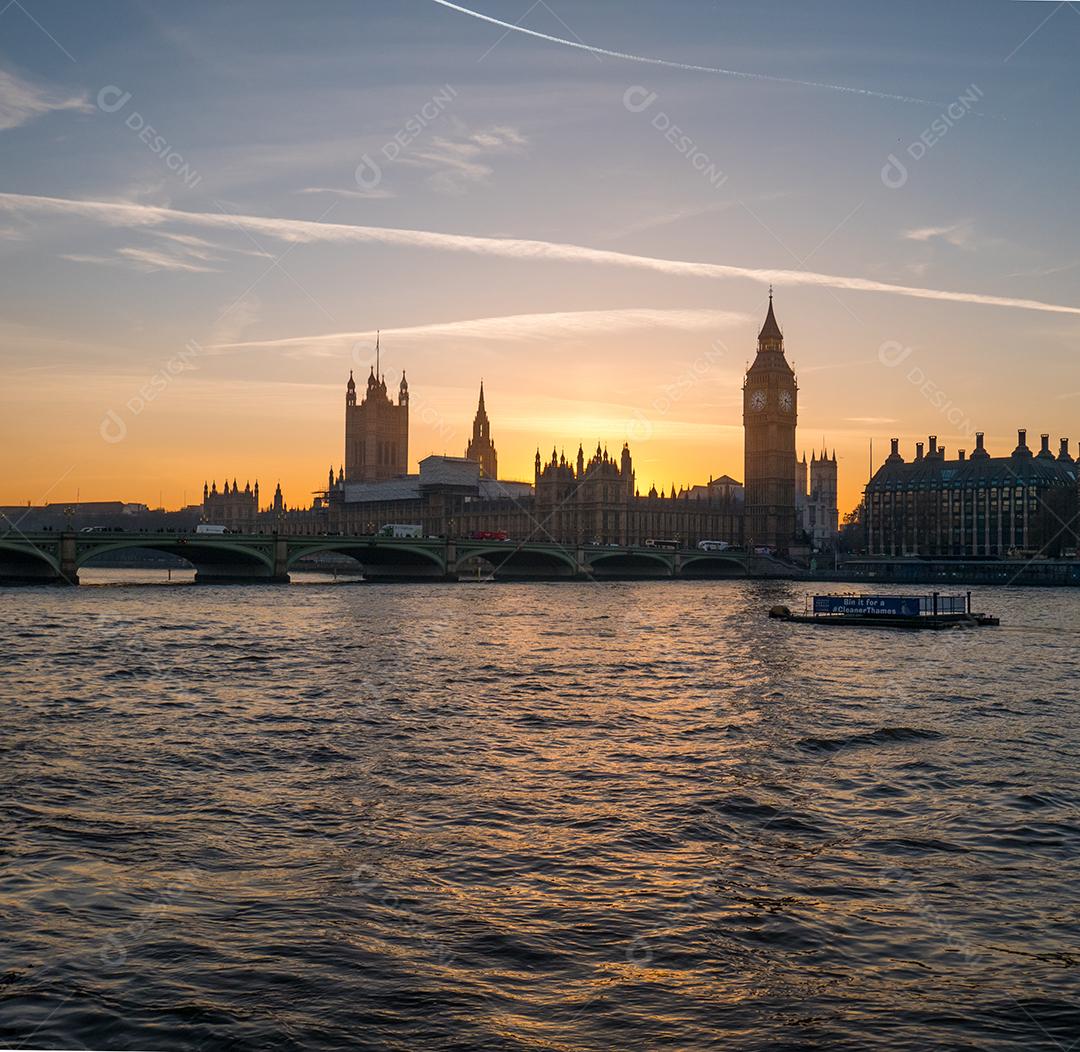 Big Ben em Londres do Rio Tâmisa.