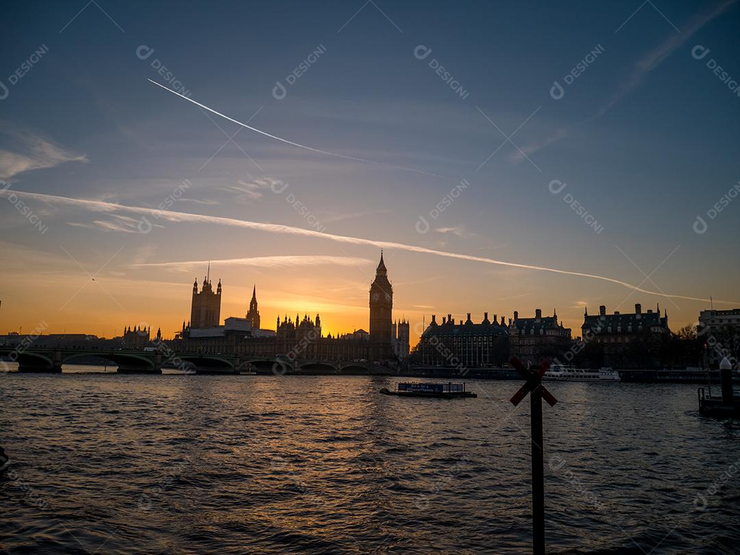 Big Ben em Londres do Rio Tamisa