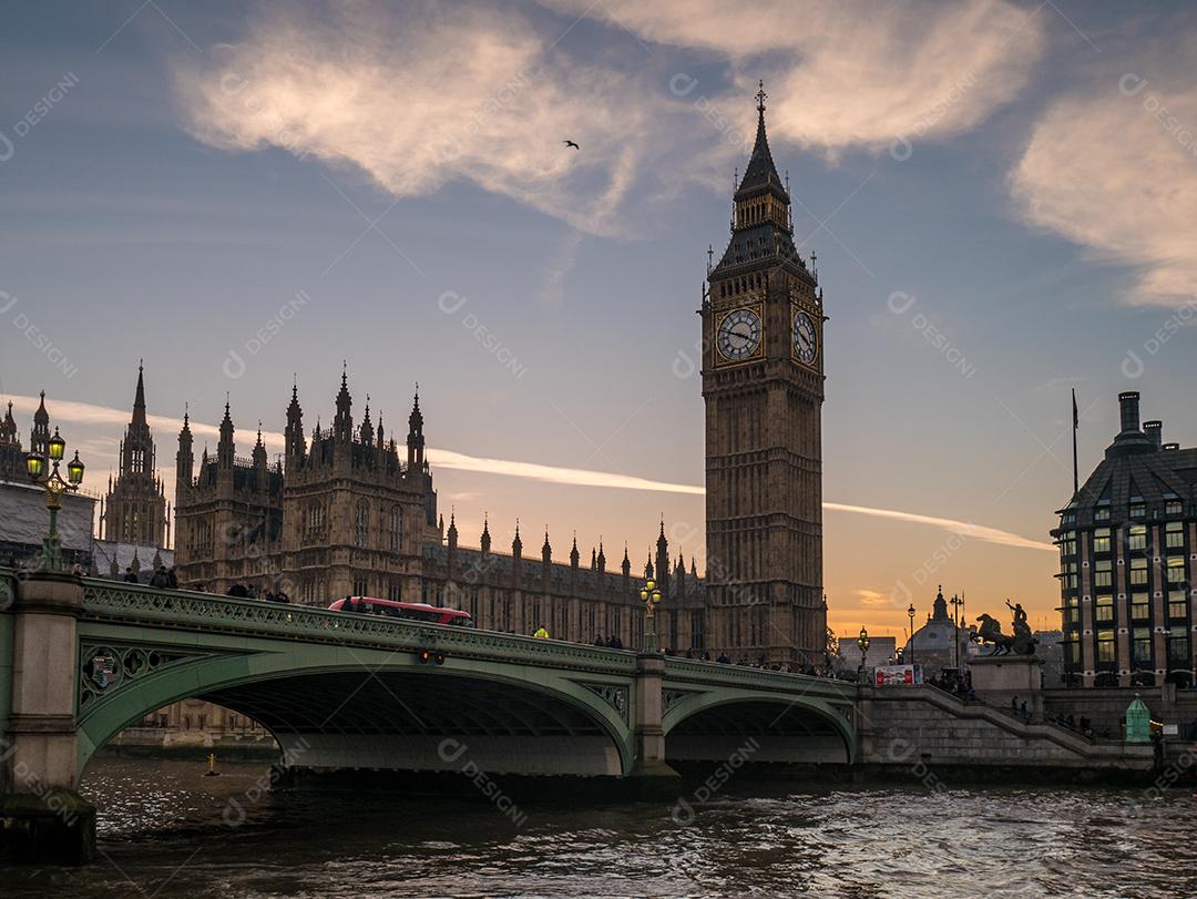 Big Ben em Londres a partir do rio Tâmisa