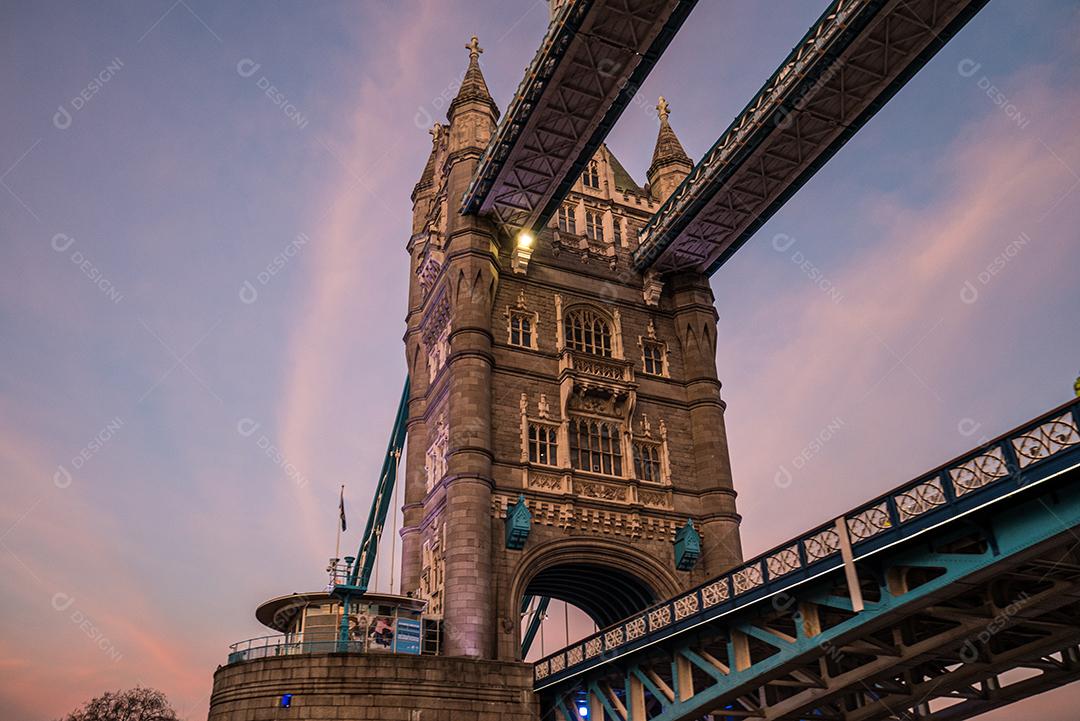 Tower Bridge em Londres ao pôr do sol.