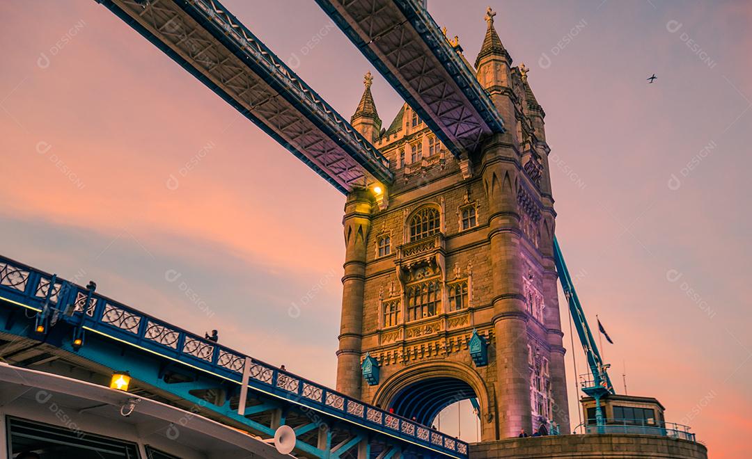 Tower Bridge em Londres ao pôr do sol.