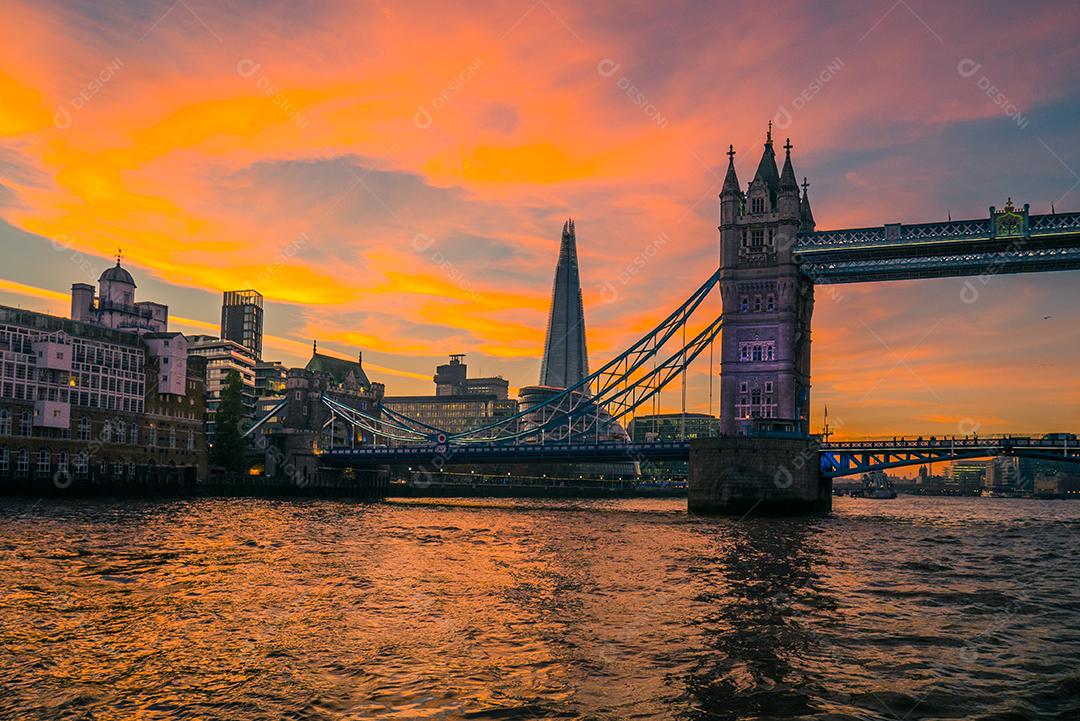 Tower Bridge em Londres ao pôr do sol.