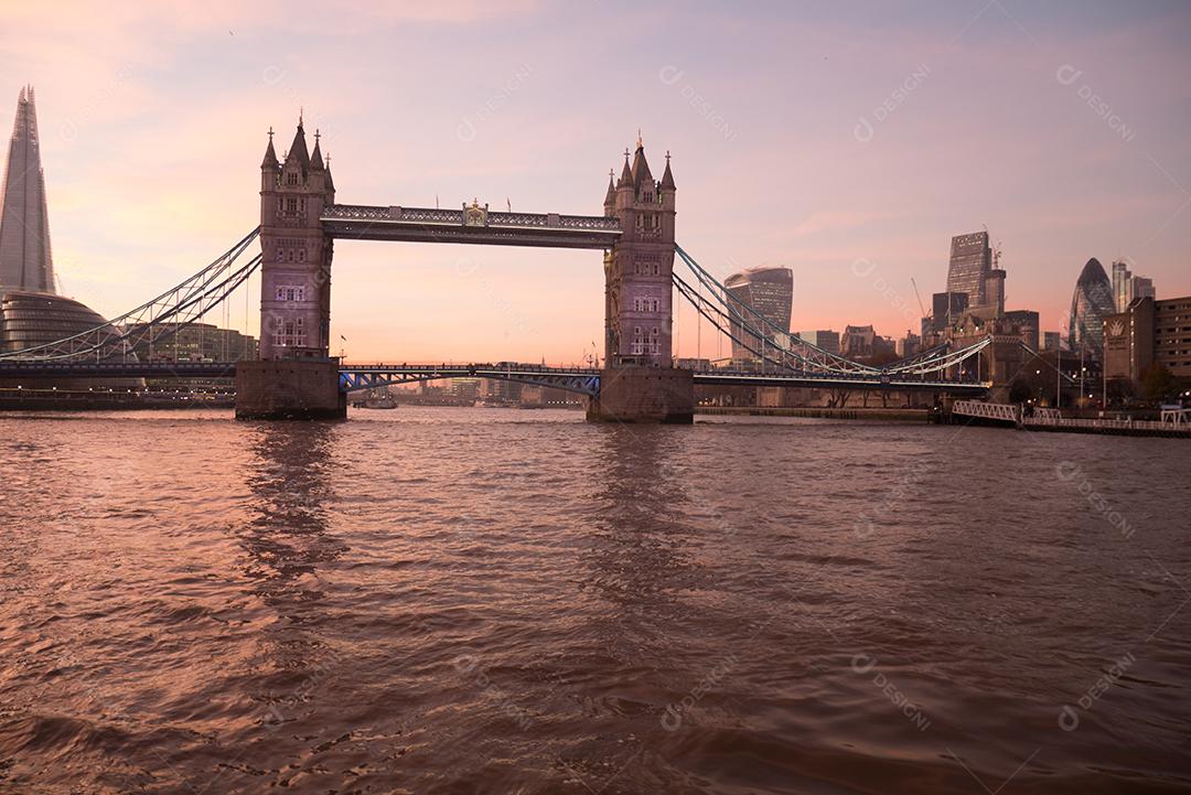 Tower Bridge em Londres ao pôr do sol