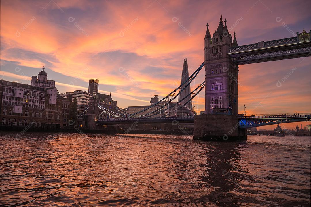 Tower Bridge em Londres ao pôr do sol