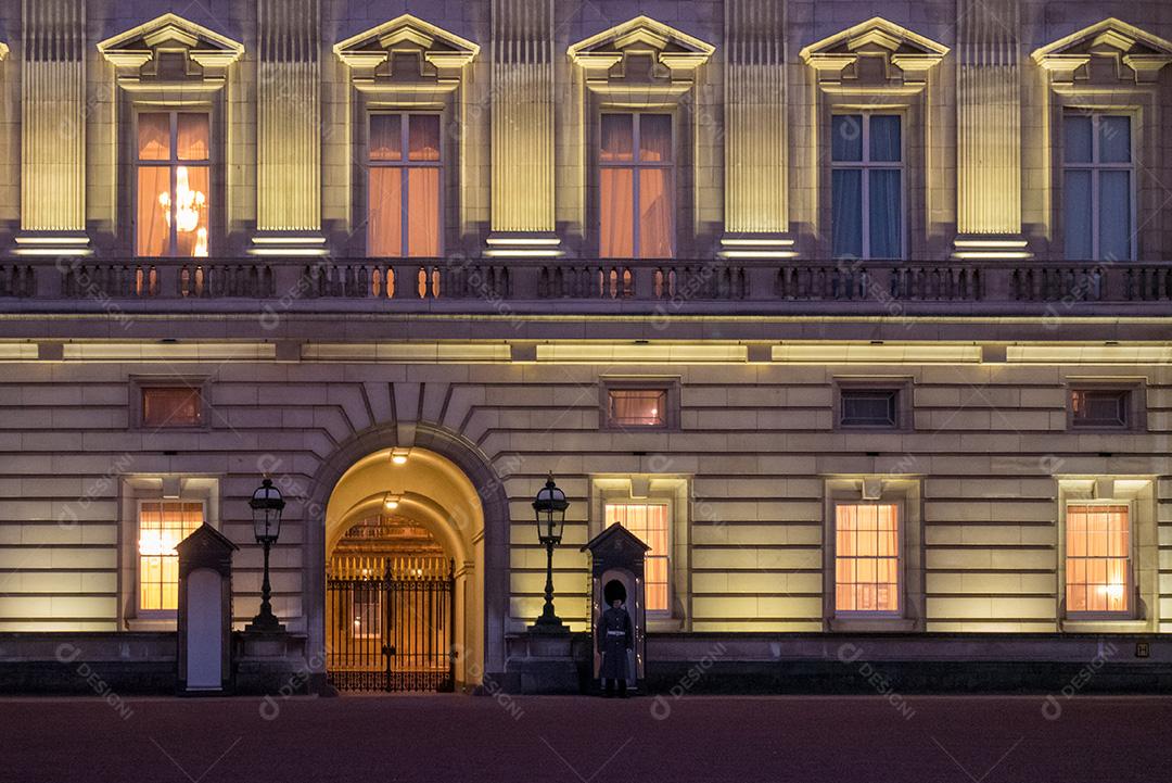 Palácio de Buckingham iluminado à noite