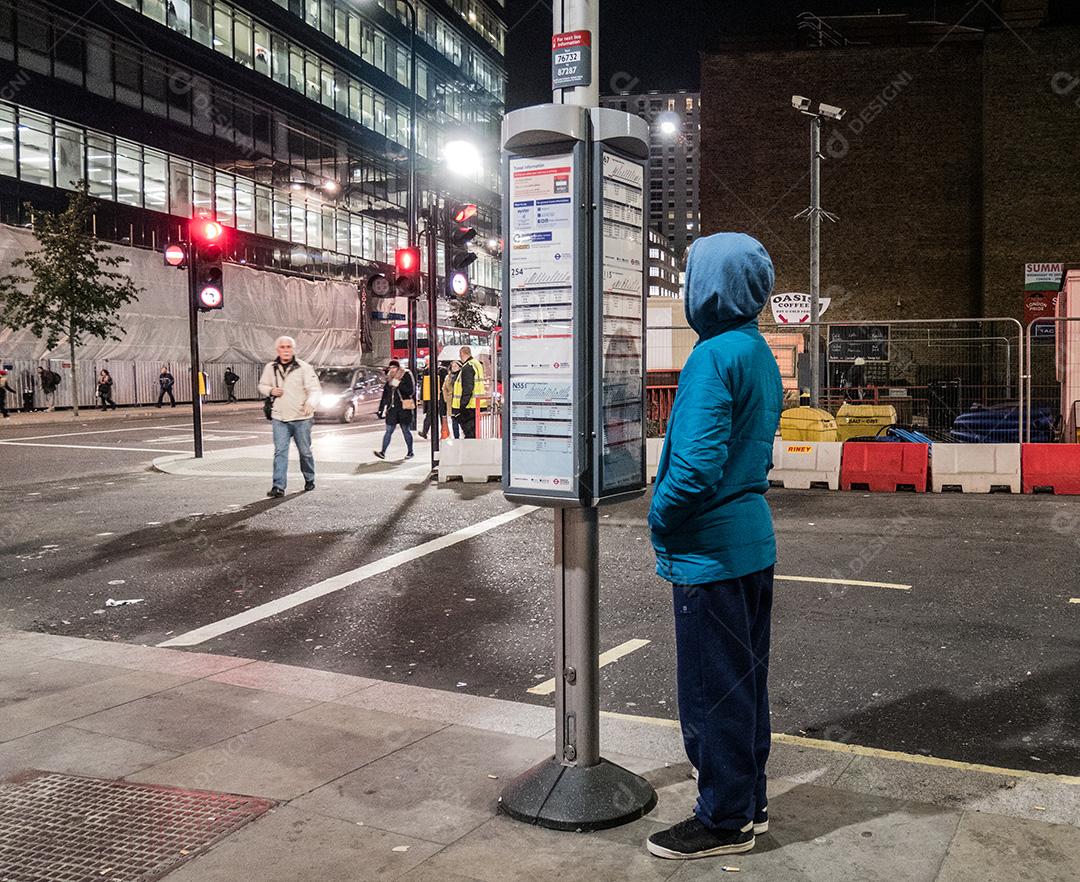 Garoto olhando para informações de transporte