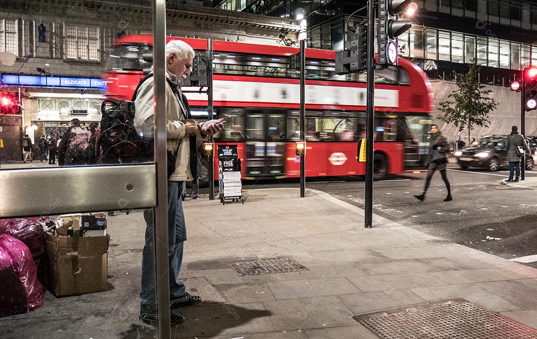 Vista das ruas de Londres com ônibus vermelhos e carros