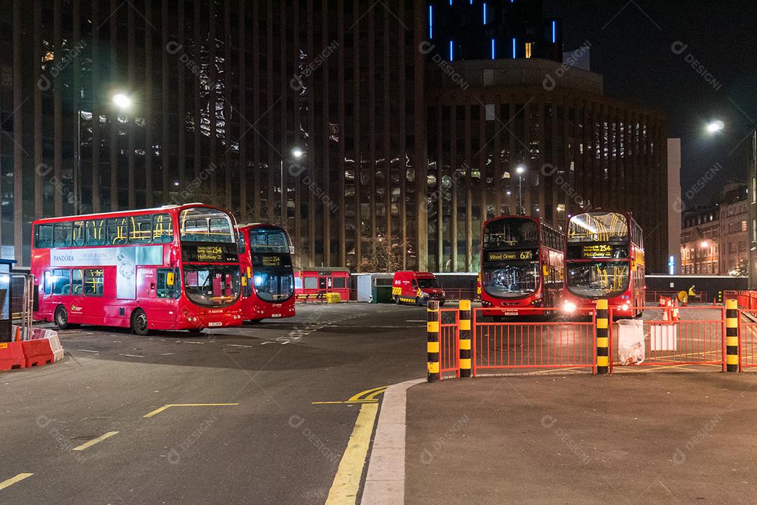 Vista das ruas de Londres com ônibus vermelhos e carros