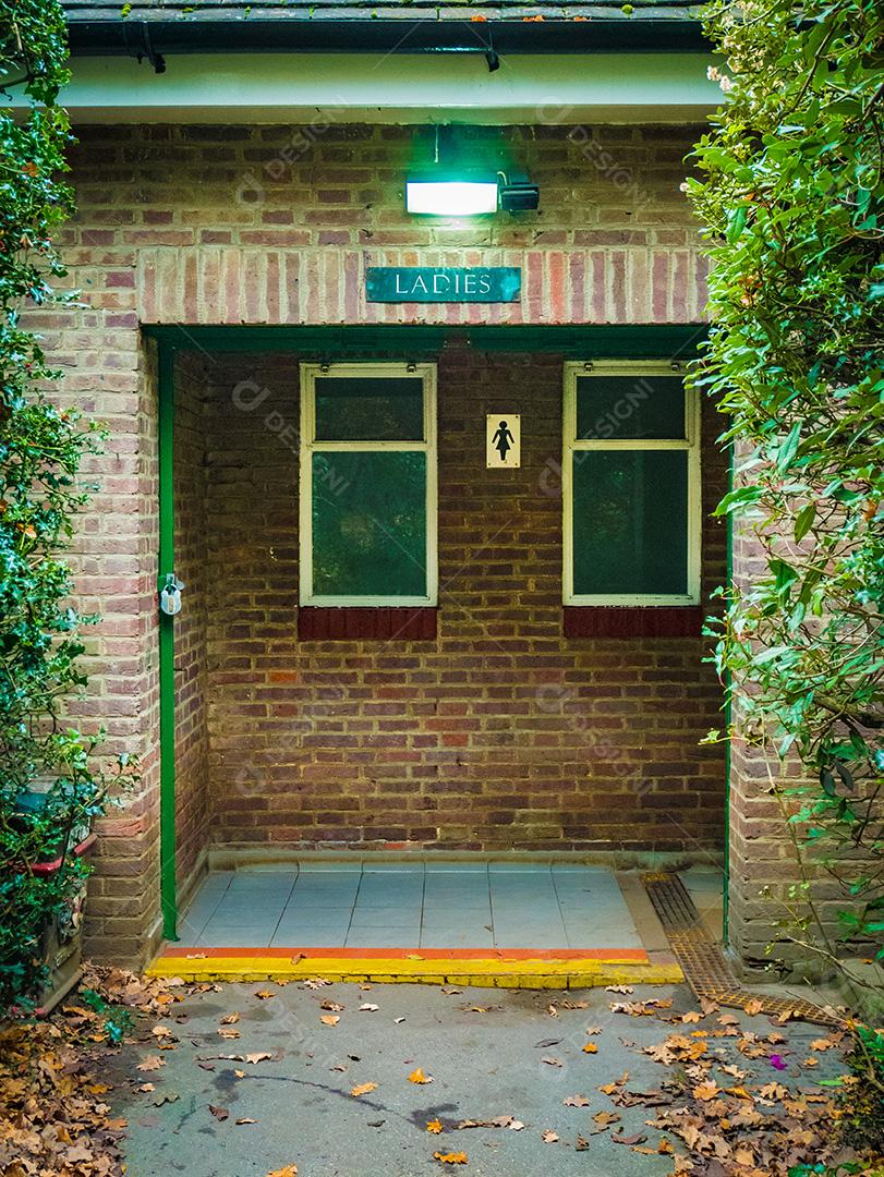 Banheiro em um parque na cidade de Londres na temporada de inverno