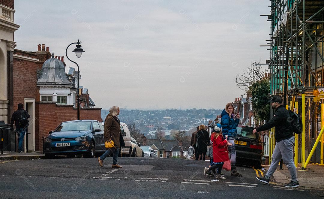 Vista das pessoas que atravessam ruas de Londres