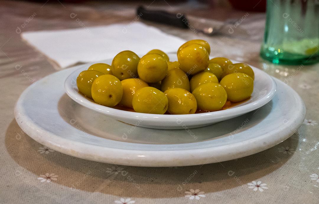 Vista de um prato cheio de azeitonas verdes