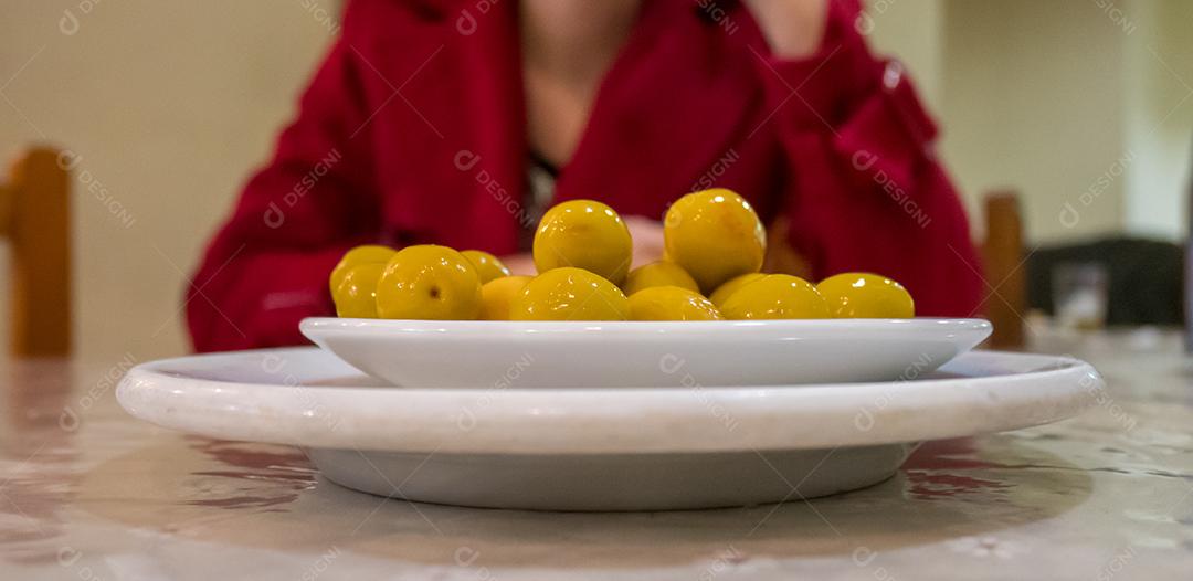 Vista de um prato cheio de azeitonas verdes