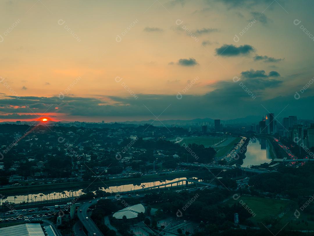 Rio Pinheiros cercado por árvores e escritórios